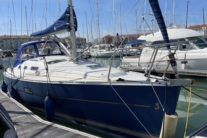 Charter Sailboat BENETEAU Océanis 323 Clipper Les Sables-d'Olonne