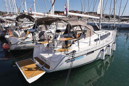Hire Sailboat Bavaria Yachtbau Bavaria Cruiser 33 Murter