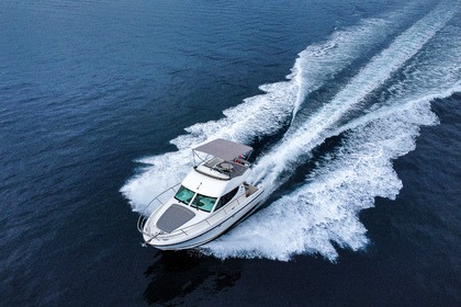 Charter Motorboat Jeanneau Prestige 32 Split