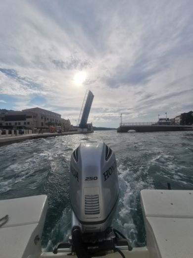 Općina Tisno Motorboat QUICKSILVER 755 Sundeck alt tag text