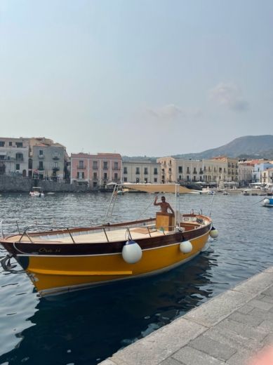 Îles Éoliennes Motorboat Mileo Gozzo alt tag text