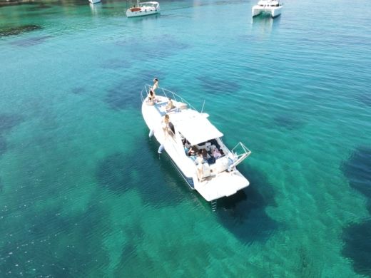 Pefkochori Motor Yacht Sunseeker White Eagle Cruises alt tag text