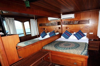 Charter Gulet Dhoni 4 pax Malé