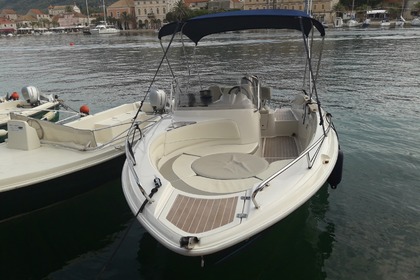 Charter Motorboat QUICKSILVER Commander Stari Grad