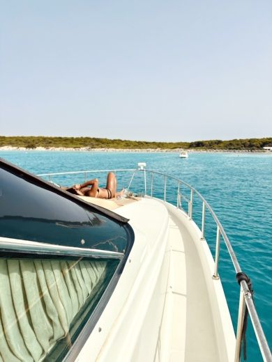 Gallipoli, Apulien Motor Yacht Mochi Craft 56 fly alt tag text