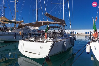 Hire Sailboat Jeanneau Sun Odyssey 349 Capo d'Orlando