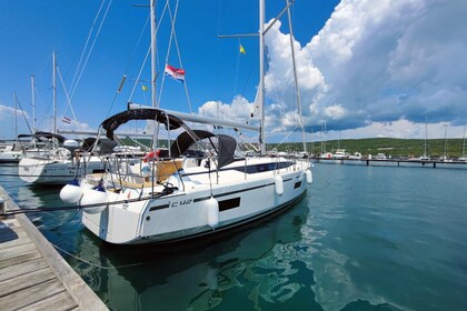 Hire Sailboat Bavaria Yachtbau Bavaria C42 Punat