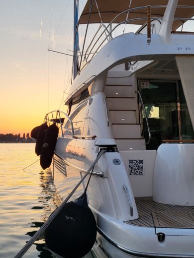 Split Motorboat JEANNEAU PRESTIGE 46 FLY alt tag text