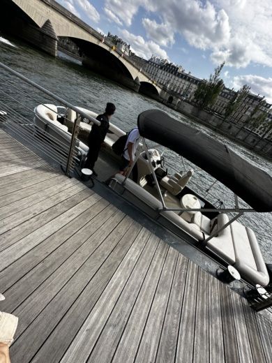 Paris arrondissement Motorboat Smoker Craft Sun Chaser 7522 alt tag text