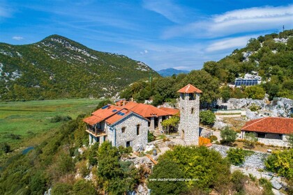 Alquiler Lancha Custom Traditional wooden boat Virpazar