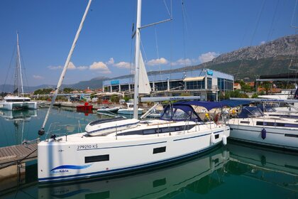 Hire Sailboat Bavaria Yachtbau Bavaria C38 Brač