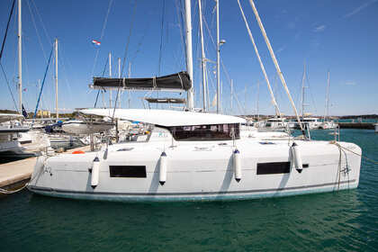 Hire Catamaran Lagoon-Bénéteau Lagoon 42 - 4 + 1 cab. Pomer