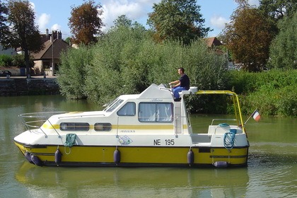 Hire Houseboat Classic Triton 860 Fly Homps