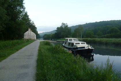 Charter Houseboat Motortjalk Bies Bies Saint-Nicolas des Eaux