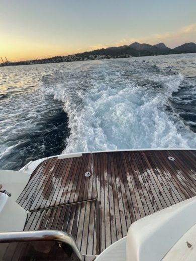 Porto di Alcudia Motorboat Jeanneau Montecarlo alt tag text