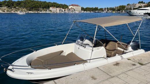 Porto de Markarska Motorboat Jeanneau Cap Camarat 635 CC Style alt tag text