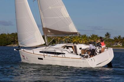 Hire Sailboat JEANNEAU SUN ODYSSEY 349 Fréjus