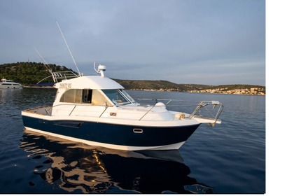 Noleggio Barca a motore Beneteau Antares 9 Ražanj