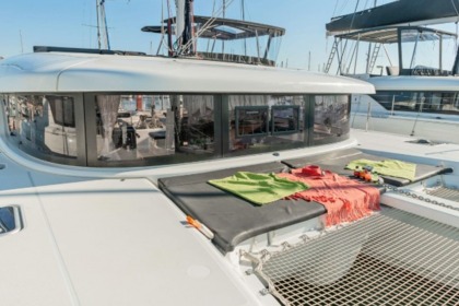 Charter Catamaran Lagoon-Bénéteau Lagoon 42 - 4 + 2 cab. Alimos