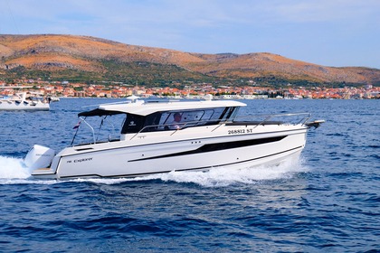Charter Motorboat Parker 790 Explorer Trogir
