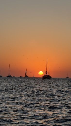 Santorin Without license SANTORINI BLACK BOAT alt tag text