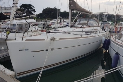 Hire Sailboat Jeanneau Sun Odyssey 33i Saint-Gilles-Croix-de-Vie