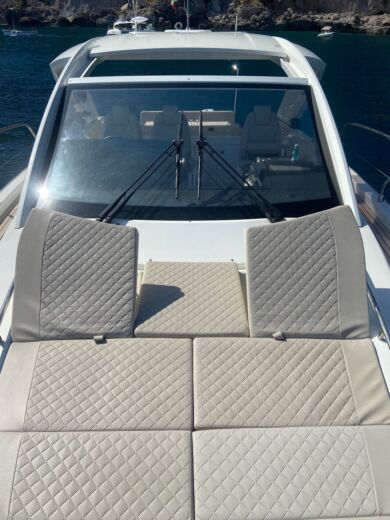 Nápoles Motorboat Jeanneau DB/43 alt tag text