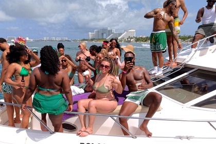 Rental Motorboat Sea Ray Express Bridge Cancún