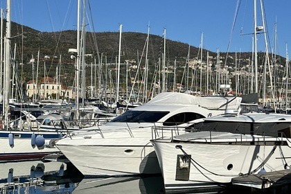 Noleggio Barca a motore Azimut Azimut 42 fly Loano