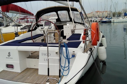 Rental Sailboat BENETEAU OCEANIS 37 Les Sables-d'Olonne