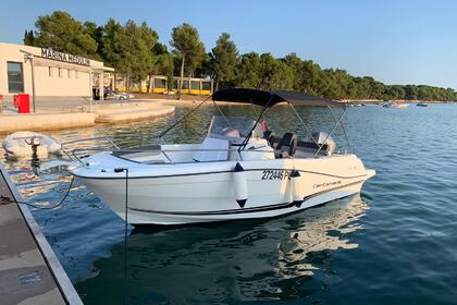 Hire Motorboat Jeanneau Cap Camarat 6.5 CC Medulin