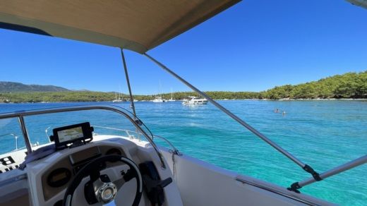 Porto de Markarska Motorboat Jeanneau Cap Camarat 635 CC Style alt tag text