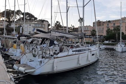 Hire Sailboat Jeanneau Sun Odyssey 349 - 3 cab. Toulon