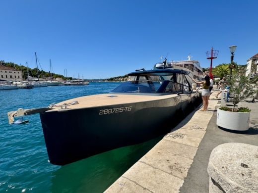 Split Motorboat Colnago Colnago 38 Cabin alt tag text