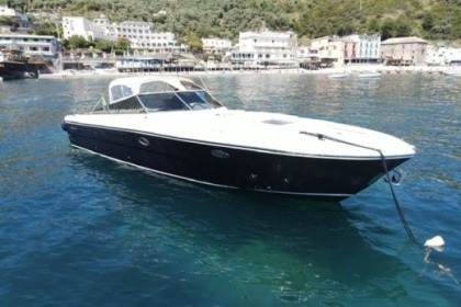 Hire Motorboat Itama 40 Naples