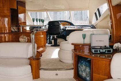 Hire Motorboat Azimut Azimut 62 Dubai